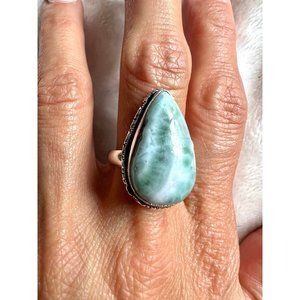 Elegant Silver and Green Teardrop Ring